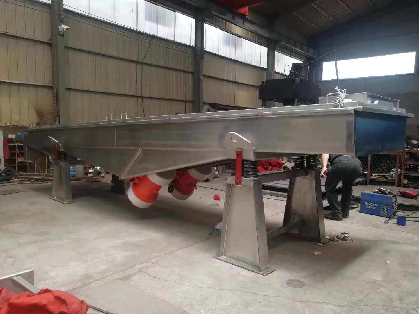 直線振動(dòng)篩振動(dòng)電機(jī)的安裝方式